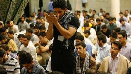 حکم آگاهی نمازگزار به نجاست لباس