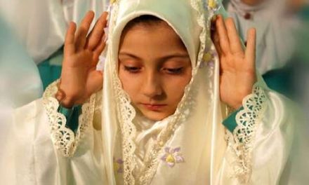 کنار رفتن پوشش زن در نماز
